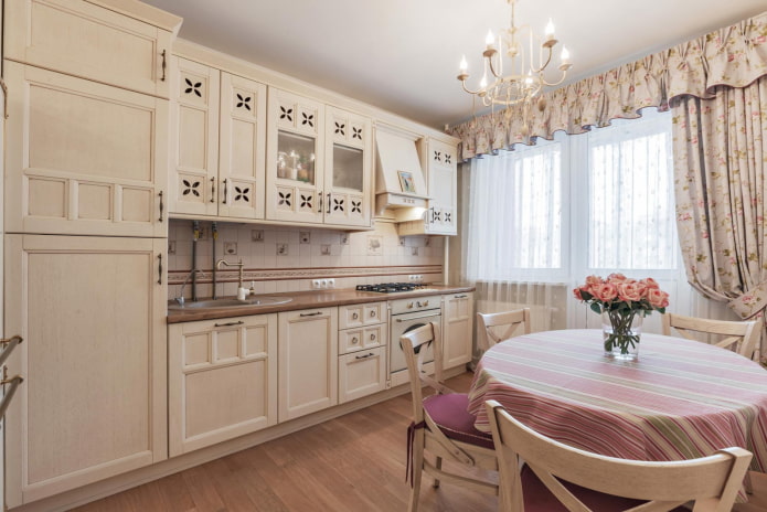 Balcon de style provençal avec rideaux dans la cuisine