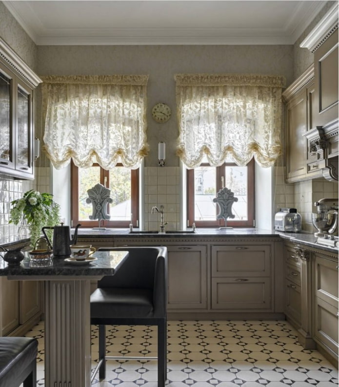 Rakouské záclony v interiéru kuchyně