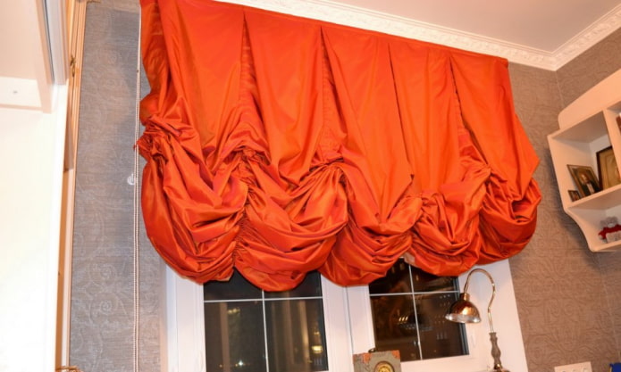 orange österrikiska gardiner i interiören