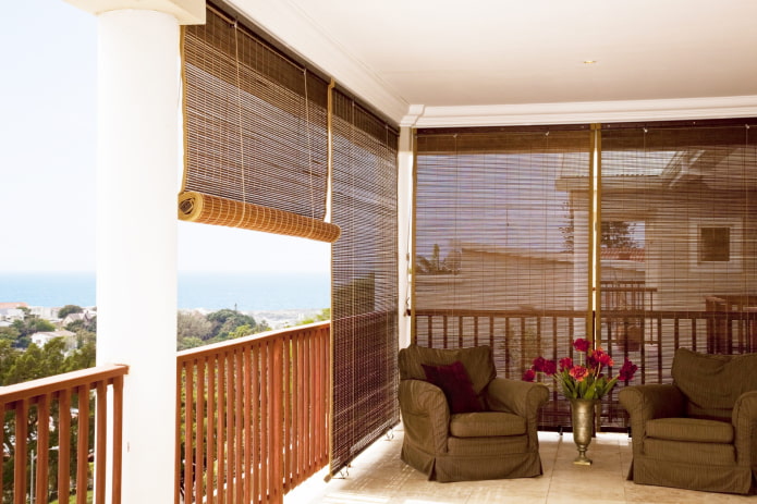 bambusa rullo žalūzijas uz balkona