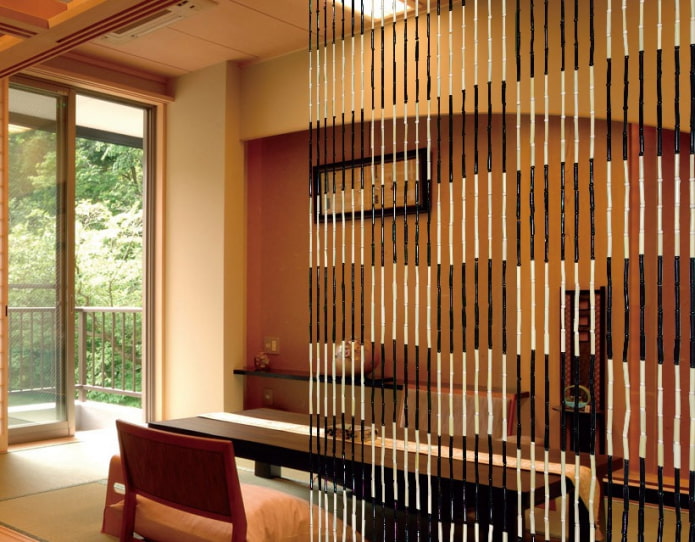 cortinas de bambú con motivos geométricos
