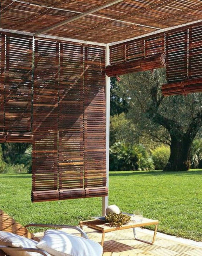 persianas enrollables de bambú en la glorieta