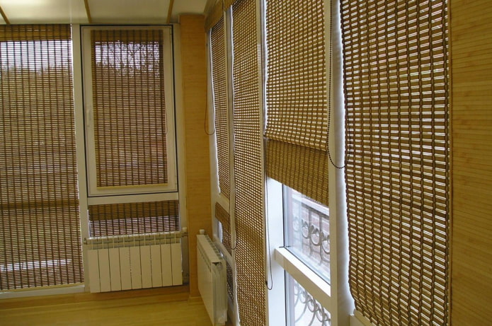 stores enrouleurs en bambou sur le balcon