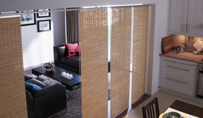 zoneamento da sala com painéis de bambu japoneses