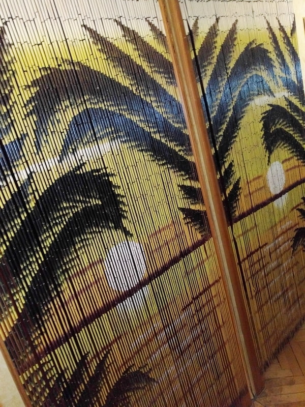 rideaux en bambou avec palmiers
