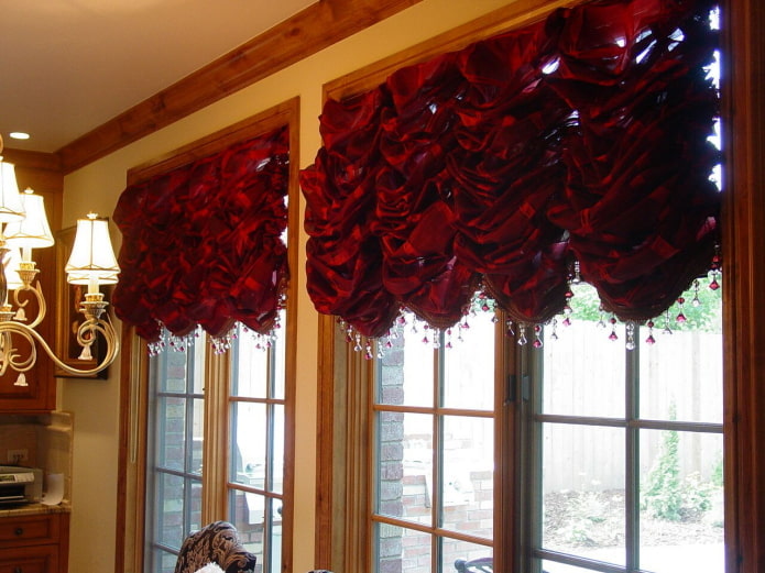 franske røde gardiner i interiøret