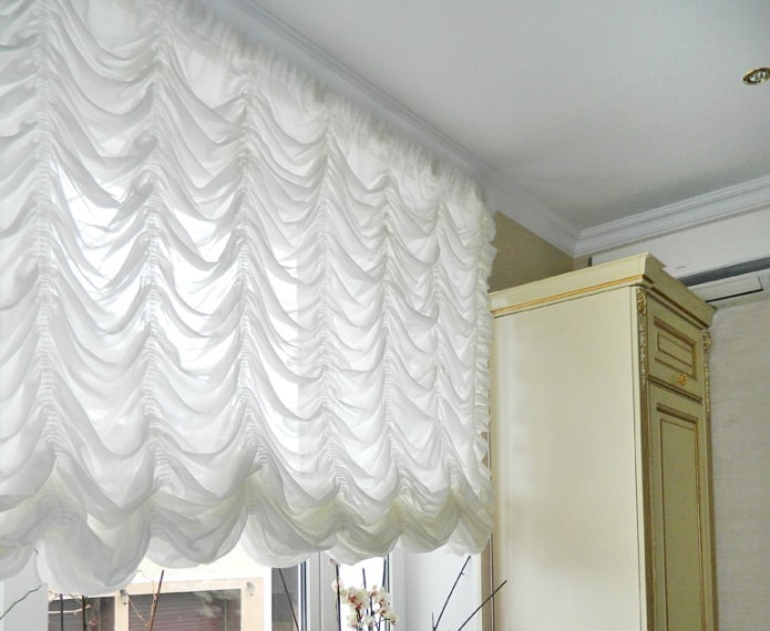 hvite gardiner i interiøret