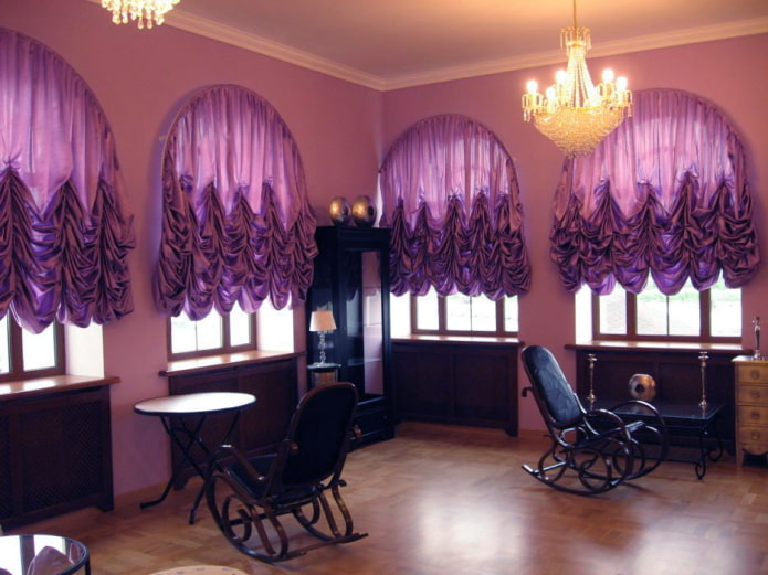 rideaux français violets à l'intérieur