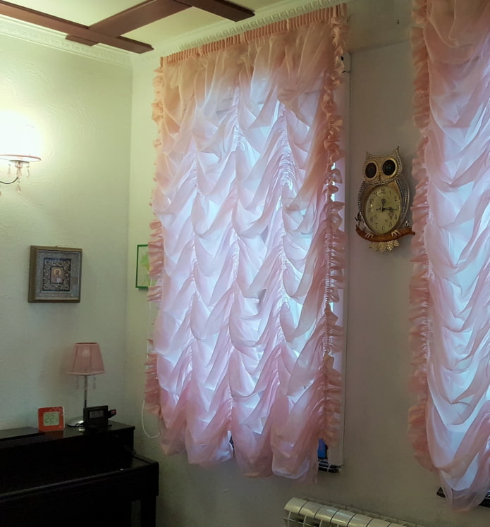 rosa gardiner i interiøret