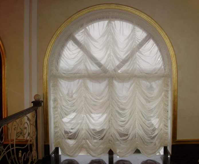 Marquise-Vorhänge an einem Bogenfenster