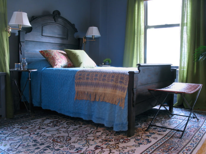 tende di lino verde all'interno della camera da letto
