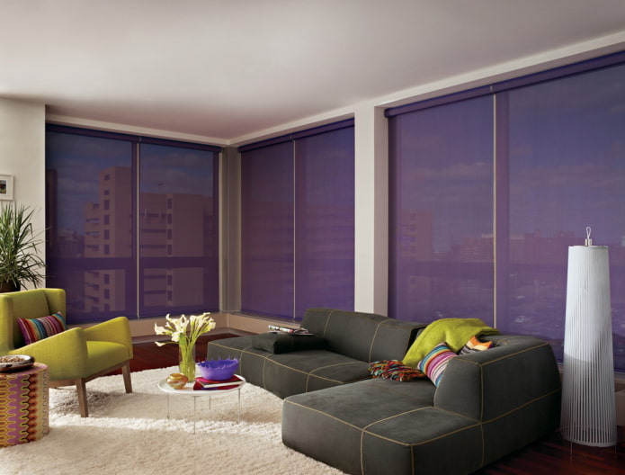 fialové žalúzie v obývacej izbe