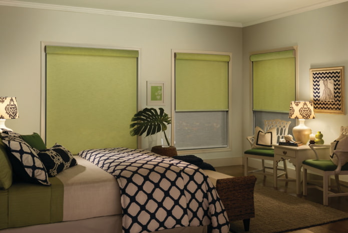 zielone okiennice w sypialni