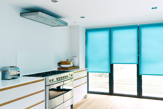 persianas azuis no interior da cozinha