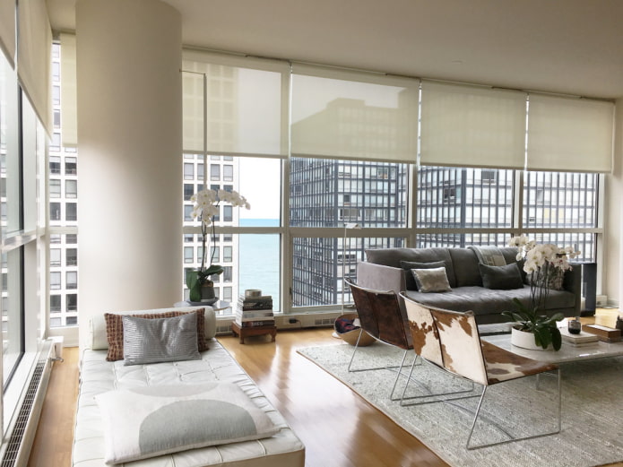 žaluzie na panoramatických oknech v obývacím pokoji