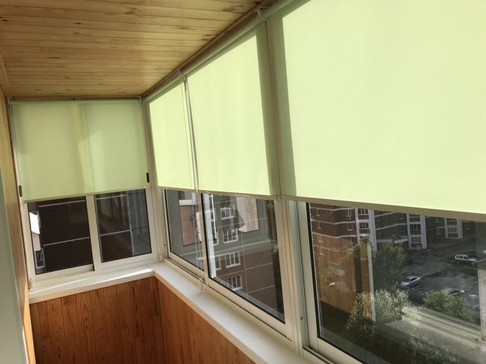 persianes enrotllades en finestres de balcó
