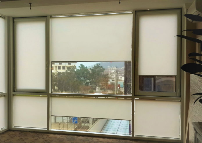 balkona žalūzijas ar panorāmas stiklojumu