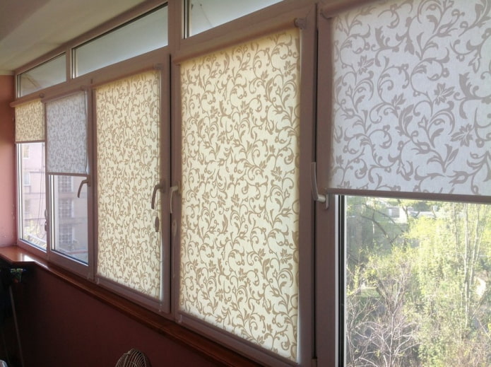 cortinas de rolo de tecido na loggia