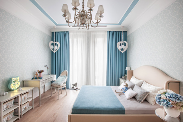 chambre avec rideaux bleus
