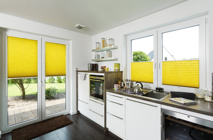 gule plisserede persienner i køkkenet