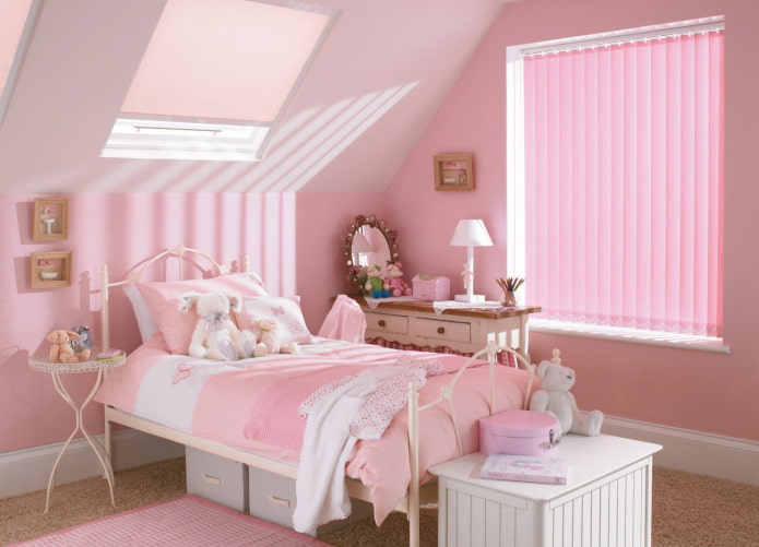 vertikální růžové lamely v dětském pokoji