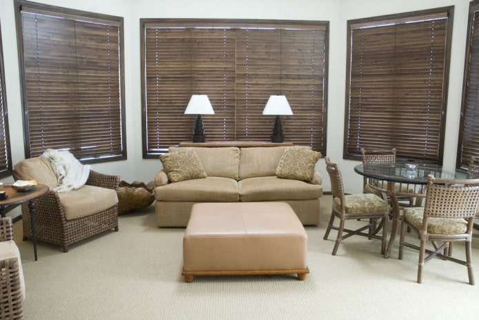 rudos horizontalios juostos gyvenamajame kambaryje