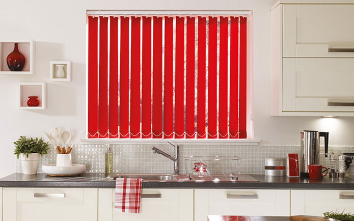 láminas verticales de color rojo en un interior