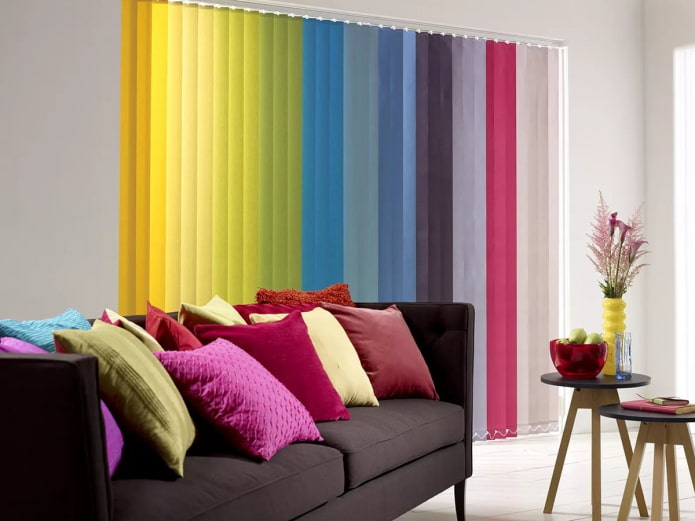 persianas multicolores en la sala de estar