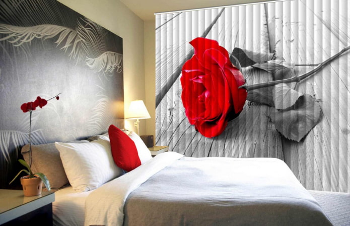 persianes amb impressió fotogràfica a l’interior del dormitori