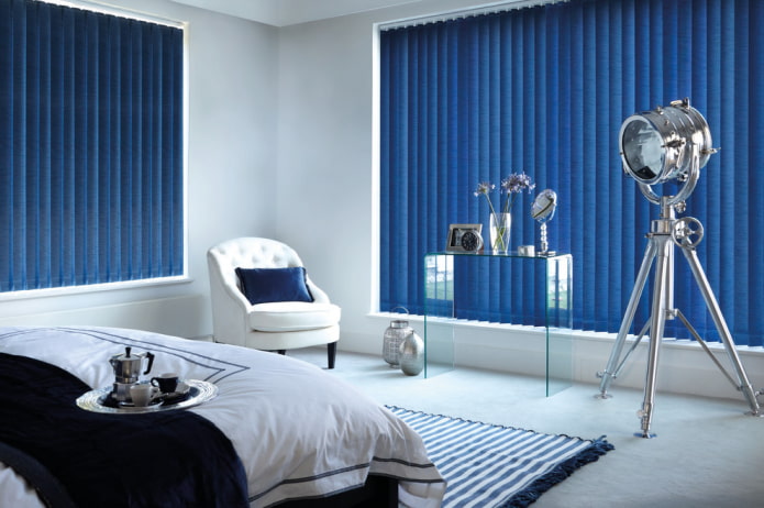 tirai biru di bilik tidur
