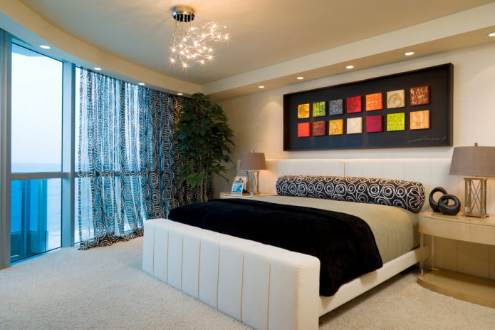 Una combinación de cortinas y textiles en el dormitorio.
