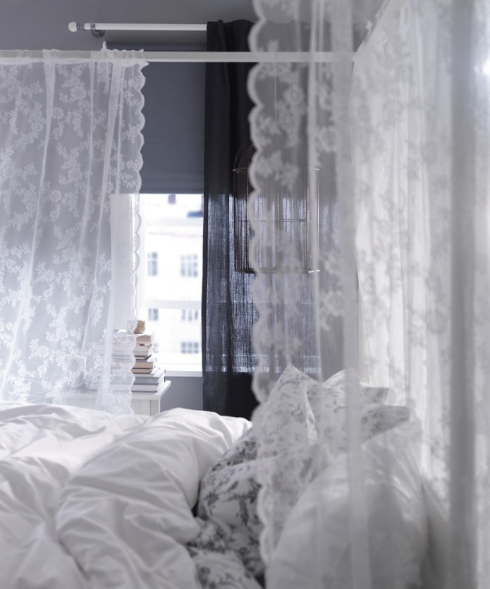 blonder gardiner på soverommet