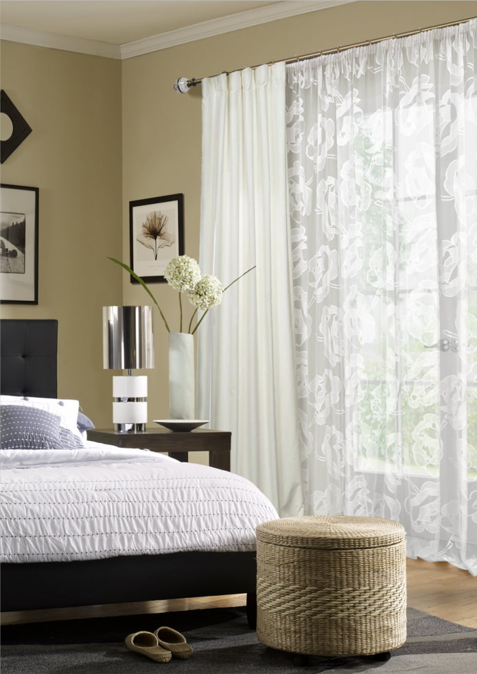 gardiner med blommigt tryck i sovrummet