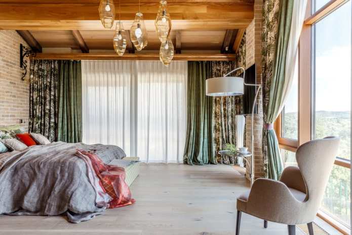 cortines amb cortines a l’interior del dormitori