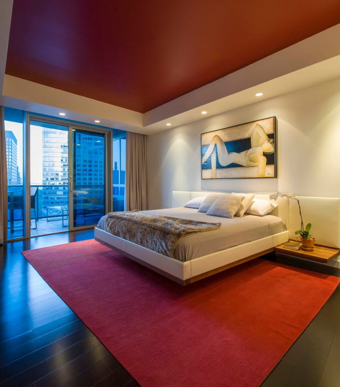 spavaća soba s crvenim tepihom u boji stropa