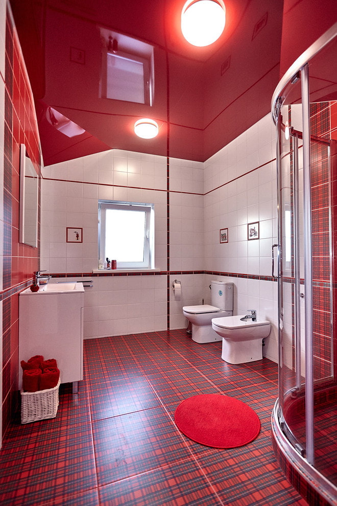เพดานยืดมันวาวสีแดงในห้องน้ำ