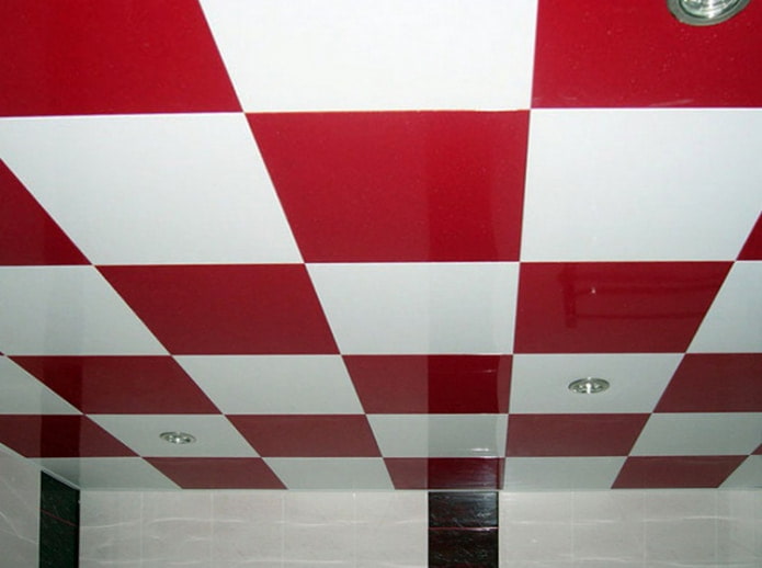 červený a biely kazetový strop
