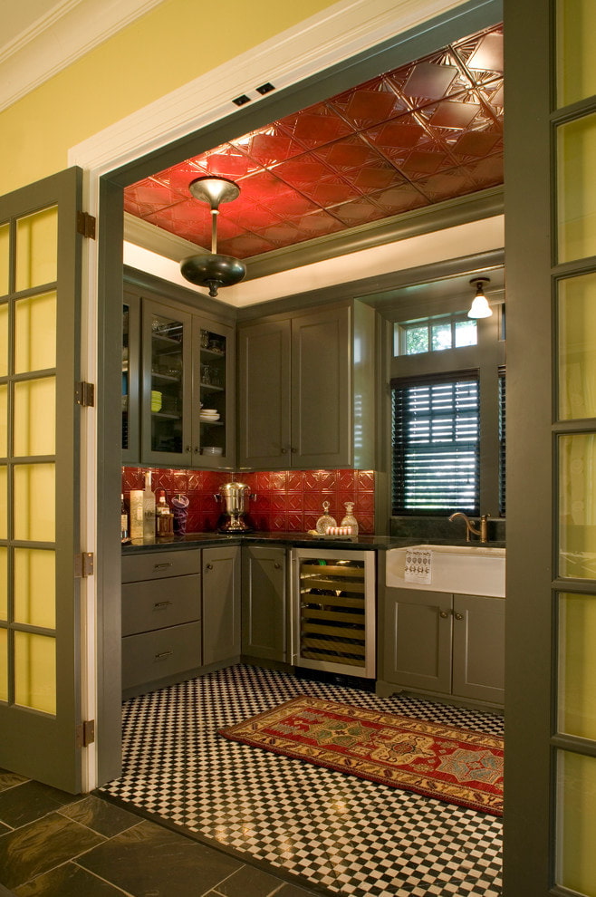 azulejos brillantes en el interior de la cocina