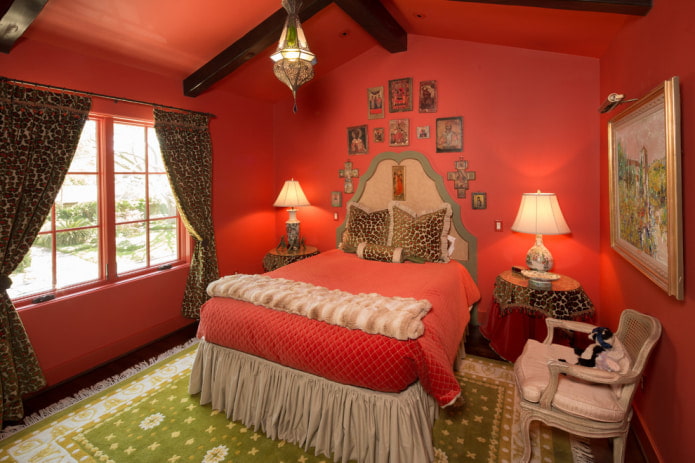 червена спалня в интериора на селска къща