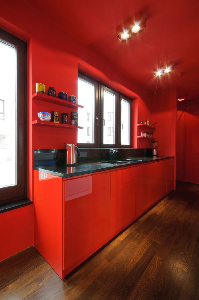 visiškai raudona virtuvė su medinėmis grindimis
