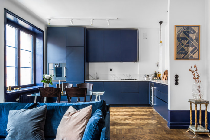 minimalistinen keittiöstudio sinisellä