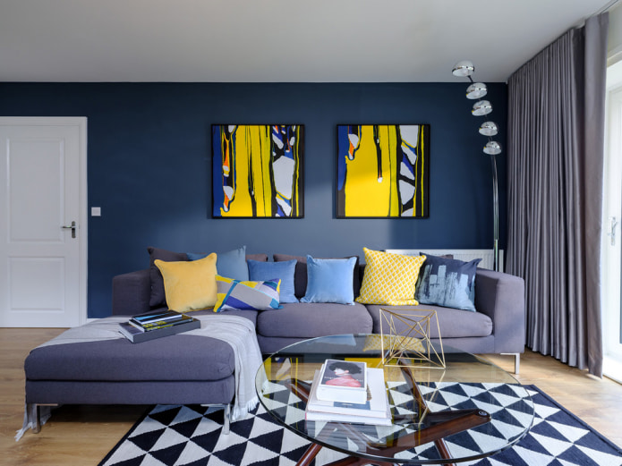 stilvolles Wohnzimmer in einer grau-blauen Palette