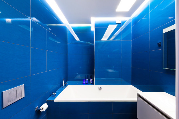 carreaux bleu vif dans la salle de bain