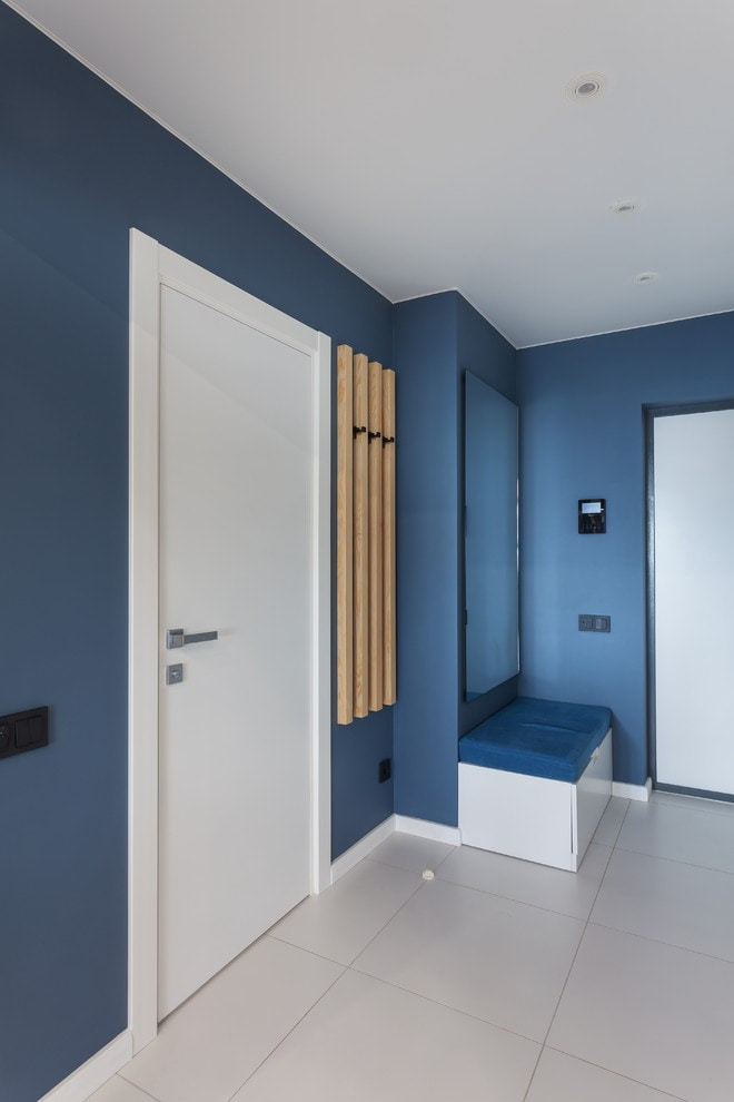 murs bleus dans le couloir