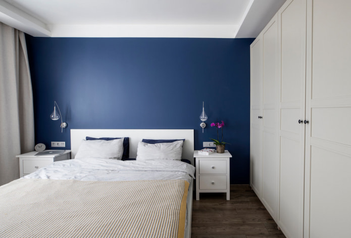 meubles blancs et murs bleus