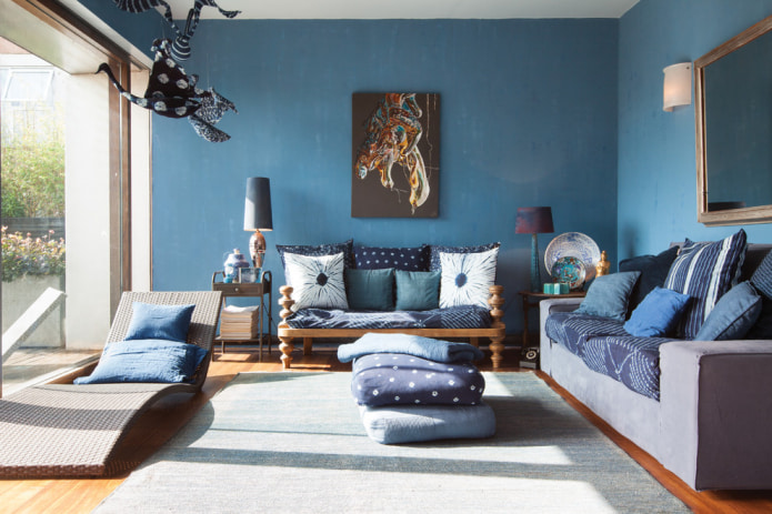 mėlynos pagalvės ant sofos