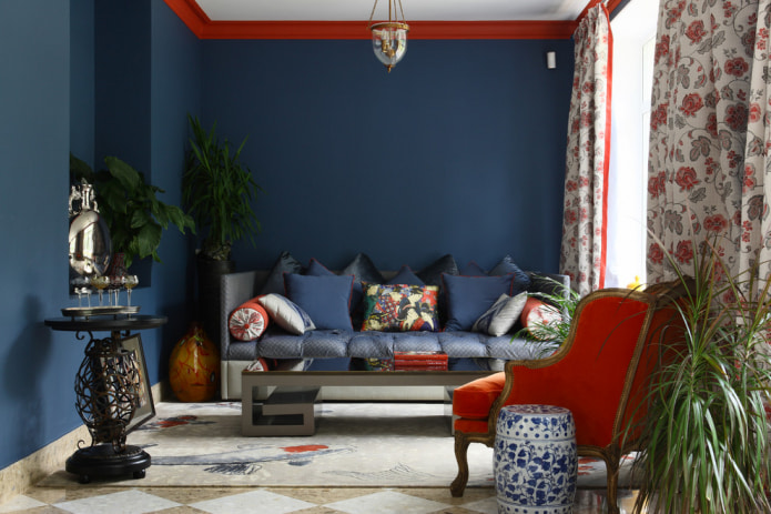 almofadas azuis no sofá