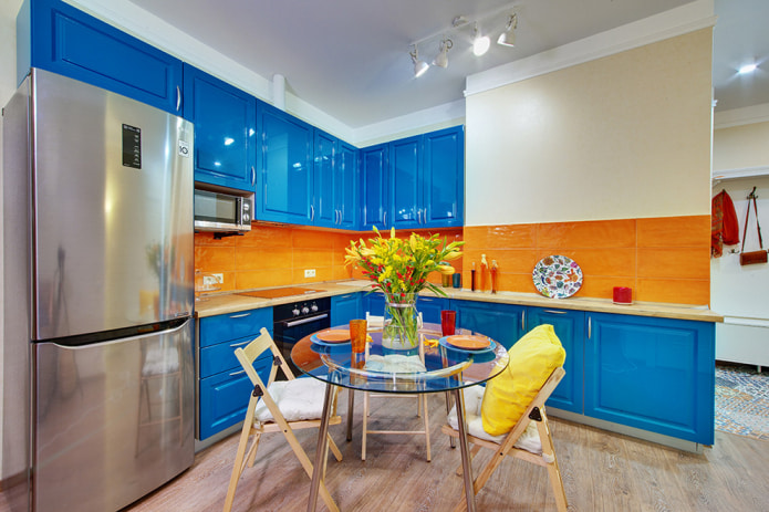 Cucina blu e arancione