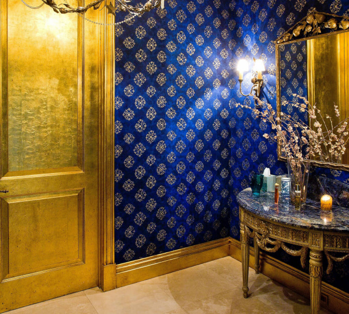 Modrý a zlatý interiér