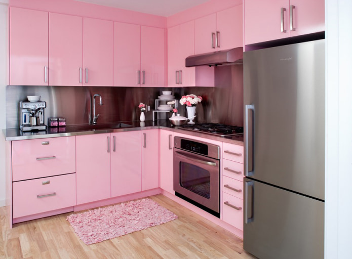 rozā virtuves komplekts un paklājs